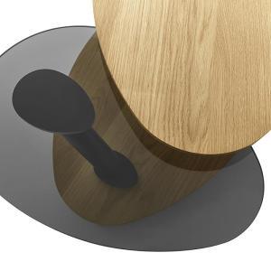 obracane blaty stolika z hartowanego szkła i drewna dąb