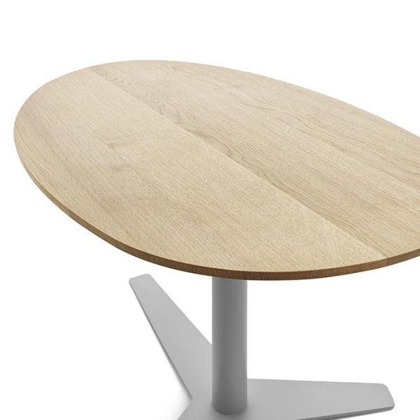 owalny kształt blatu stolika kawowego space m185b z kolekcji nagrodzonej diamentem meblarstwa 2023