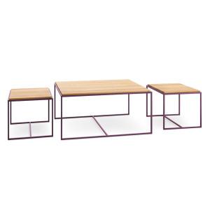 zestaw trzech stolików z drewnem i modnym fioletowym kolorem