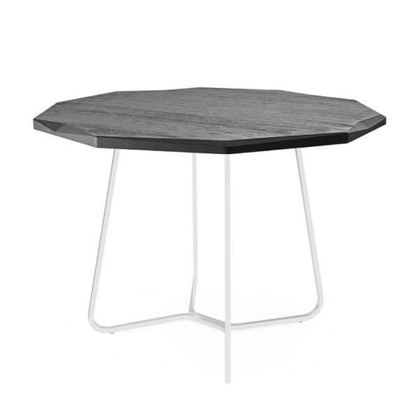 białe nogi stolika z czarnym blatem